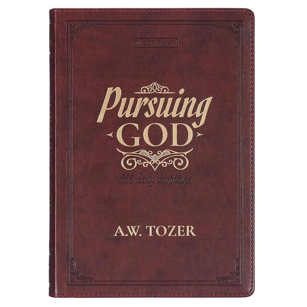 Pursuing God 366 Daily Devotions Large Print cover image